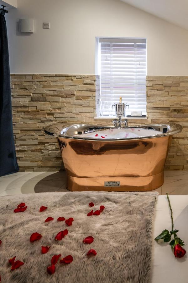 Pamper Yourself In Our Double Sized Copper Tub -2 Bedroom Villa Inverness Kültér fotó